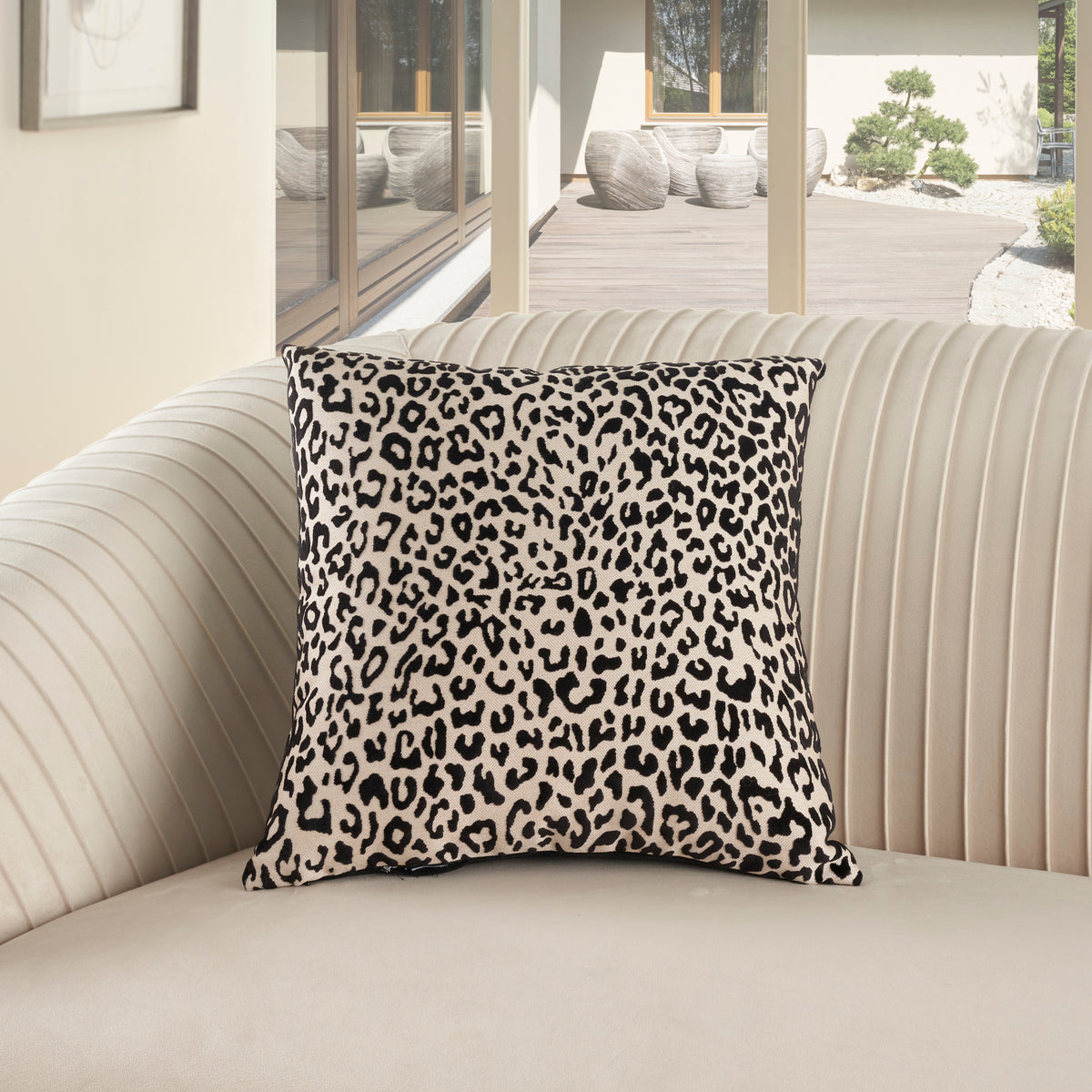 Sofia L3029 Black 18" x 18" Throw Pillows