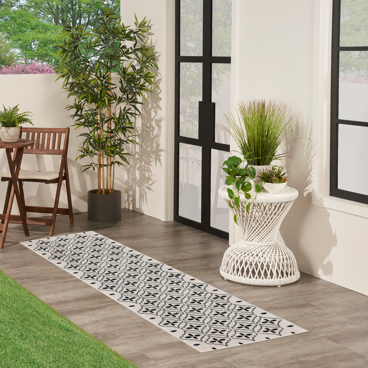 Nourison Essentials NRE04 Ivory Black Rug