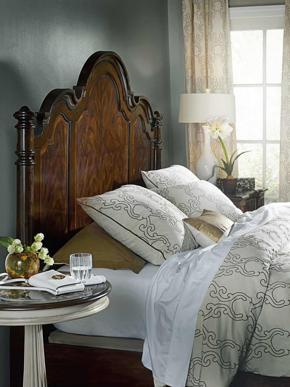 Leesburg King Poster Bed
