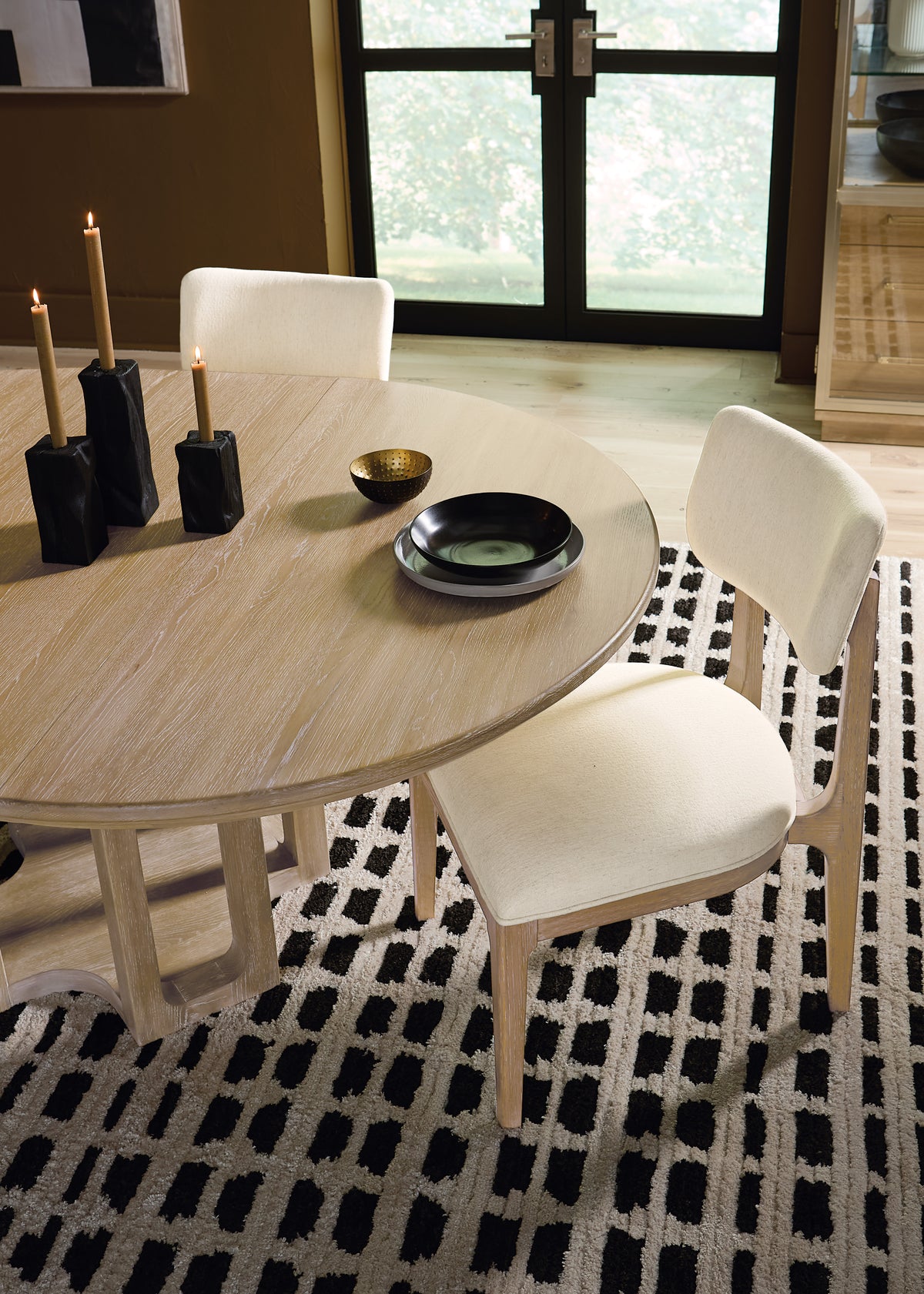 Banyon Bay Round Dining Table with One 18-inch Leaf