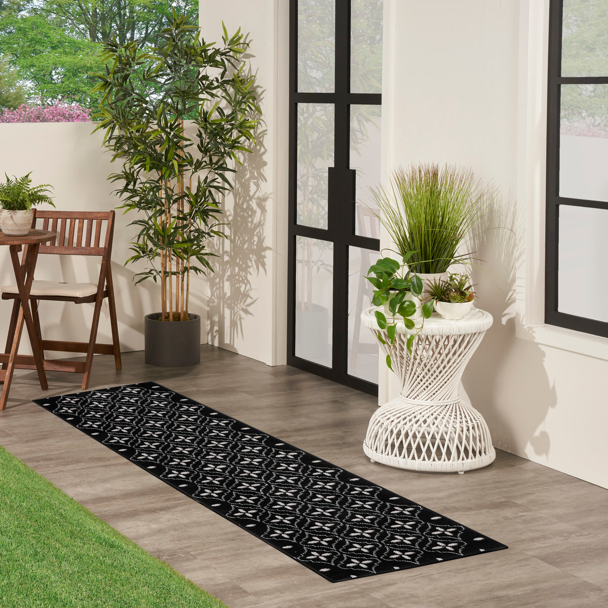 Nourison Essentials NRE04 Black Ivory Rug