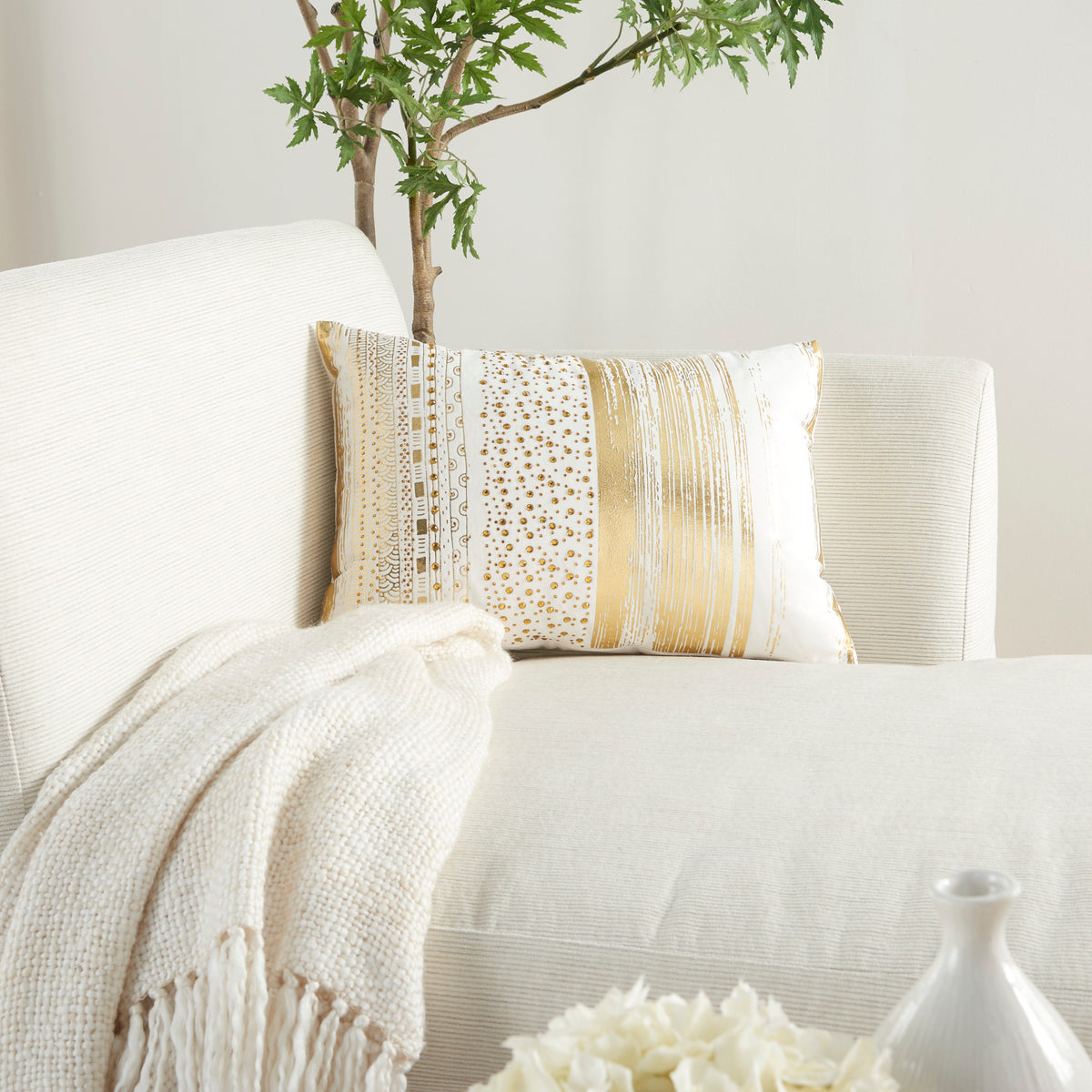 Sofia L0293 Gold 14" X 20" Throw Pillows