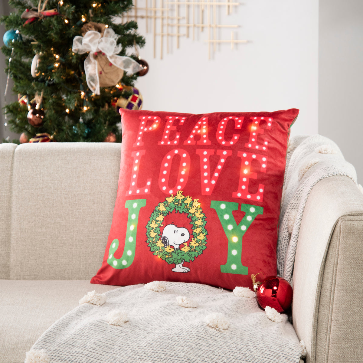 Peanuts Pillows QY998 Red 18" x 18" Throw Pillows