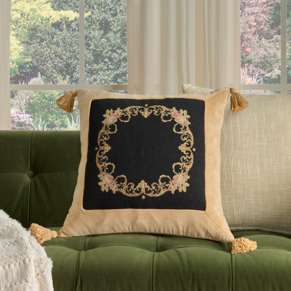 Vintage Pillow VAN6 Black 20" x 20" Throw Pillows