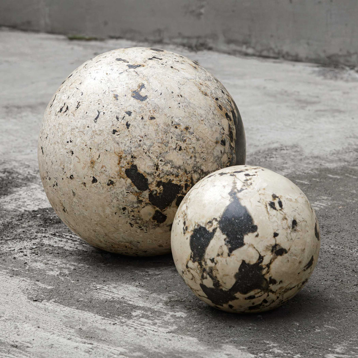 Nouveau Indoor-Outdoor Spheres Set/2