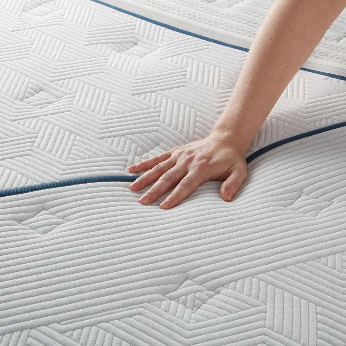 iComfort CF 4000 17" Hybrid Medium Pillow top Mattress